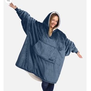 The Comfy Wearable Blanket: Blue with White Fur